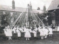 0491coathamchurchofenglandschoolMaypoledance25071942